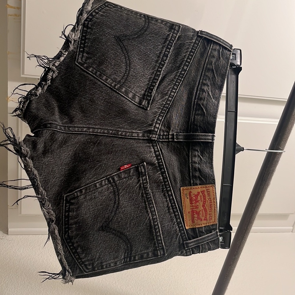 Levi’s w 25 dark grey washed jean shorts